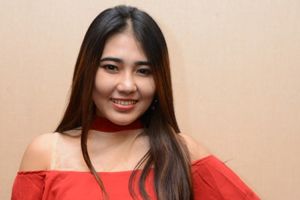 6 Penampilan Via Vallen saat ibadah umrah, cantiknya ngademin banget