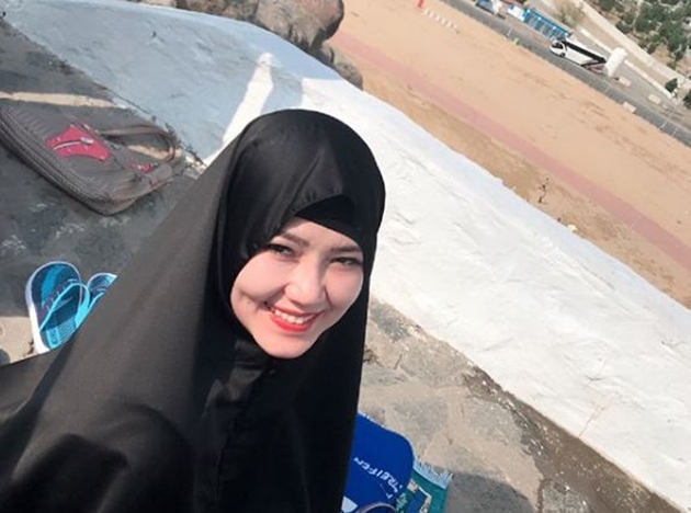 6 Penampilan Via Vallen saat ibadah umrah, cantiknya ngademin banget