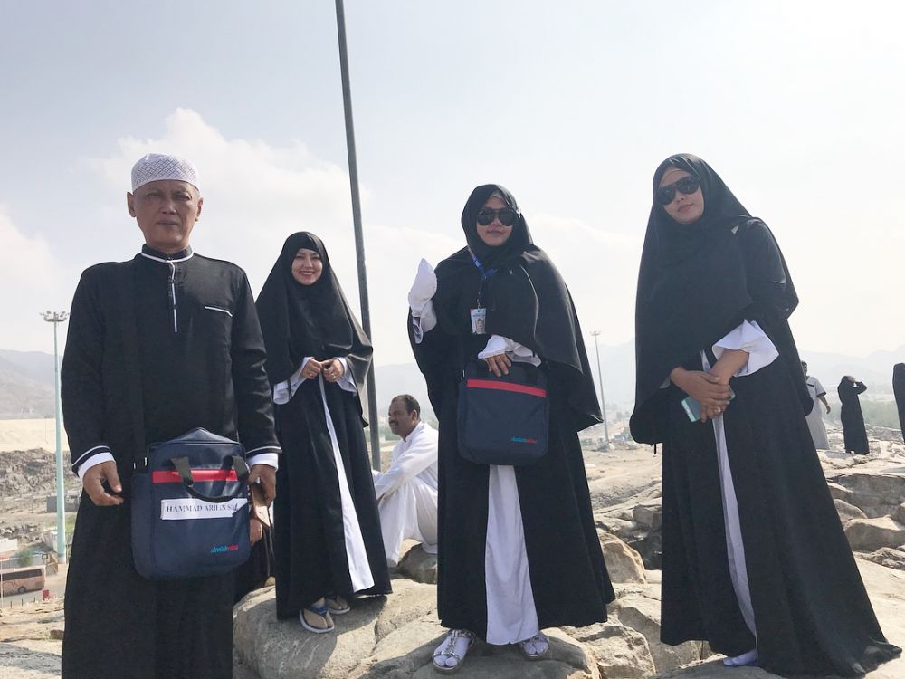 6 Penampilan Via Vallen saat ibadah umrah, cantiknya ngademin banget
