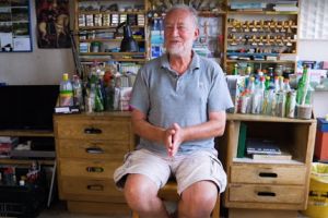 Pria ini kumpulkan 1.200 surat botol di pantai, semua diberi balasan