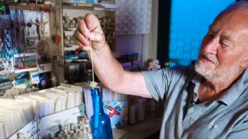 Pria ini kumpulkan 1.200 surat botol di pantai, semua diberi balasan