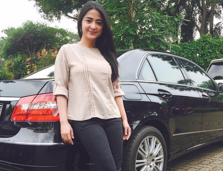 5 Gaya Dewi Perssik saat di atas mobil mewahnya, cetar abis