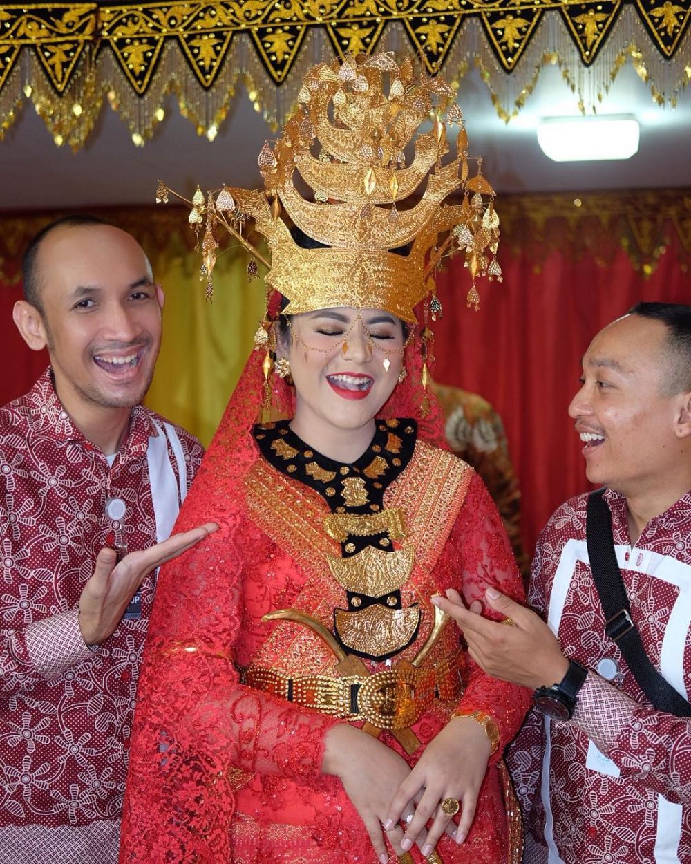 10 Potret Kahiyang dirias sebelum tampil pada pesta adat di Medan