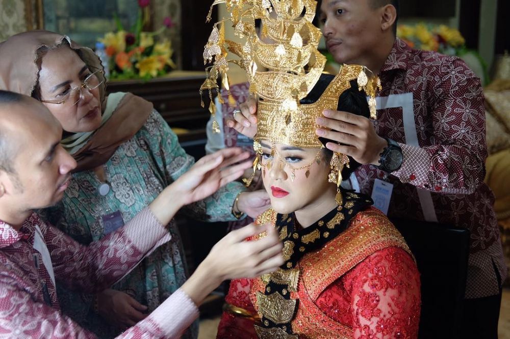 10 Potret Kahiyang dirias sebelum tampil pada pesta adat di Medan