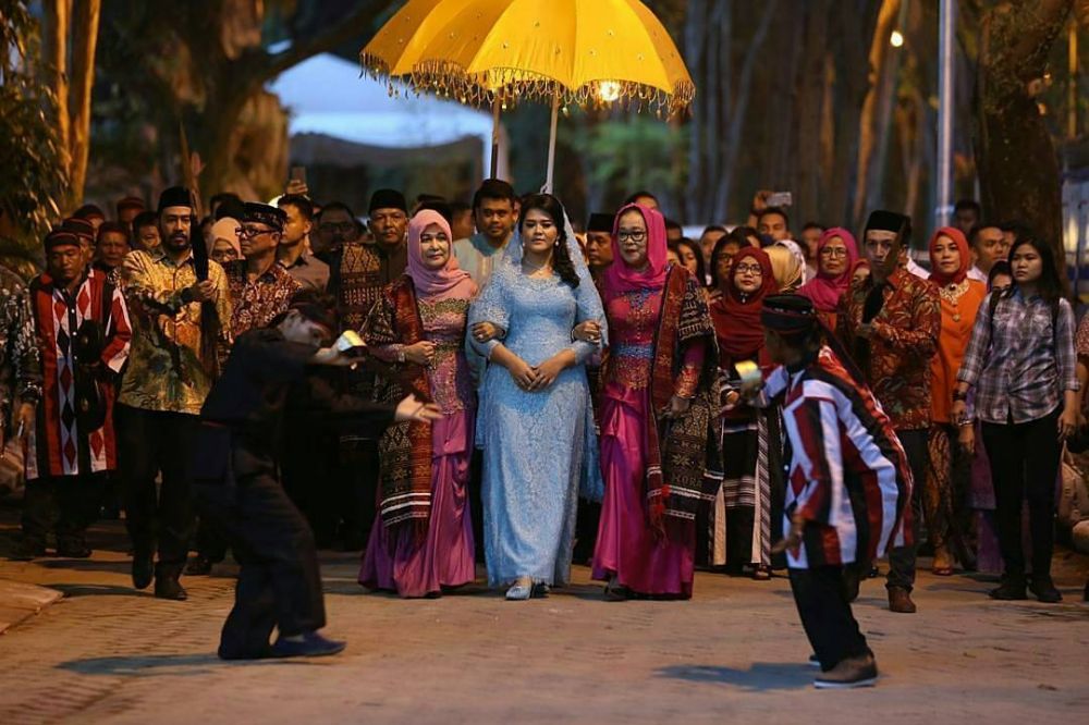 Beda gaya busana Kahiyang selama rangkaian prosesi pesta adat di Medan