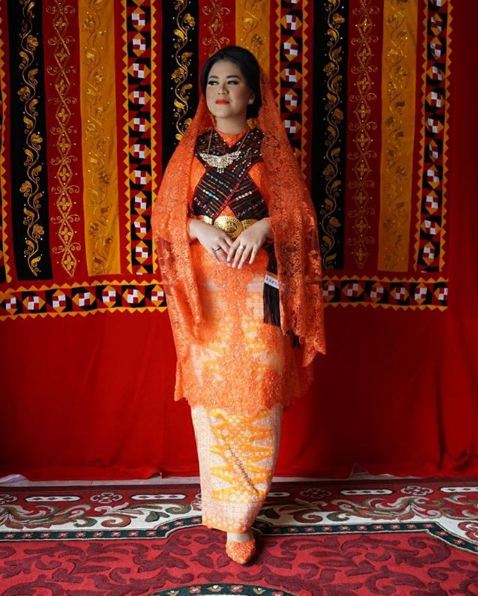 Beda gaya busana Kahiyang selama rangkaian prosesi pesta adat di Medan