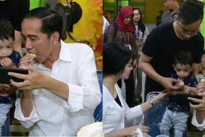 Momen kekompakan Jan Ethes makan durian bareng sang kakek Jokowi