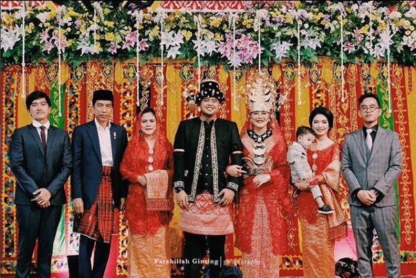 Potret Selvi Ananda saat makeup jelang tampil di pesta adat Kahiyang