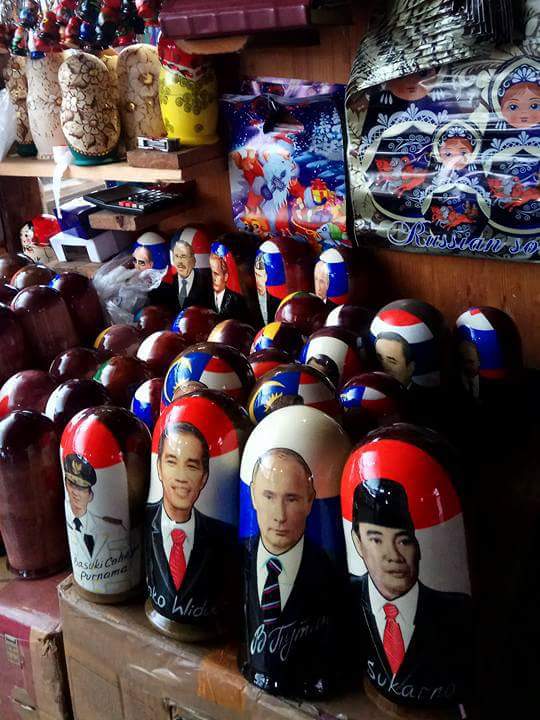 Ada wajah Soekarno, Jokowi dan Ahok di toko souvenir Rusia, keren!