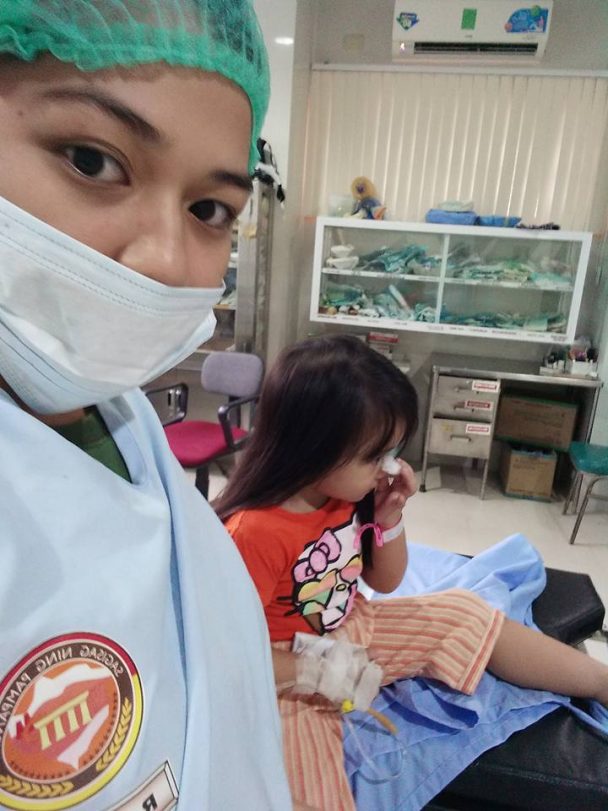 Ibu ini terkejut lihat benda aneh tersangkut di hidung putrinya