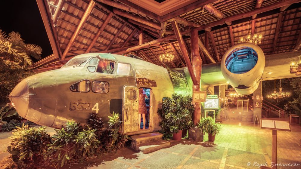 Pesawat bekas perang ini disulap jadi bar, hasilnya bikin melongo