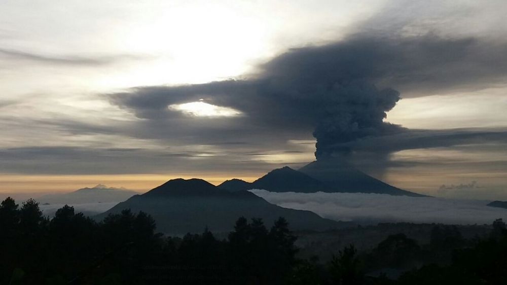 11 Potret erupsi Gunung Agung yang naik status jadi awas