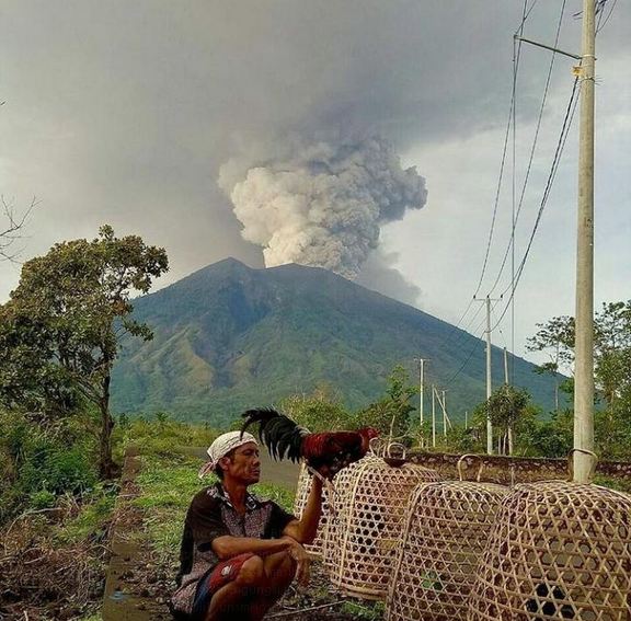 11 Potret erupsi Gunung Agung yang naik status jadi awas