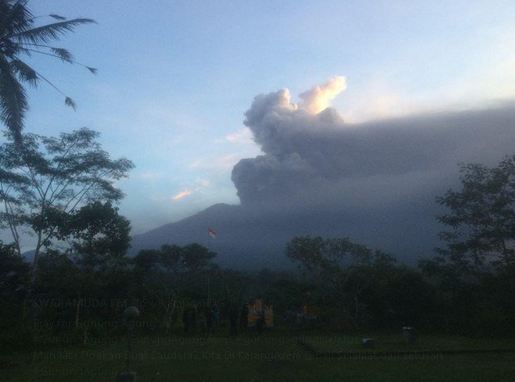 11 Potret erupsi Gunung Agung yang naik status jadi awas
