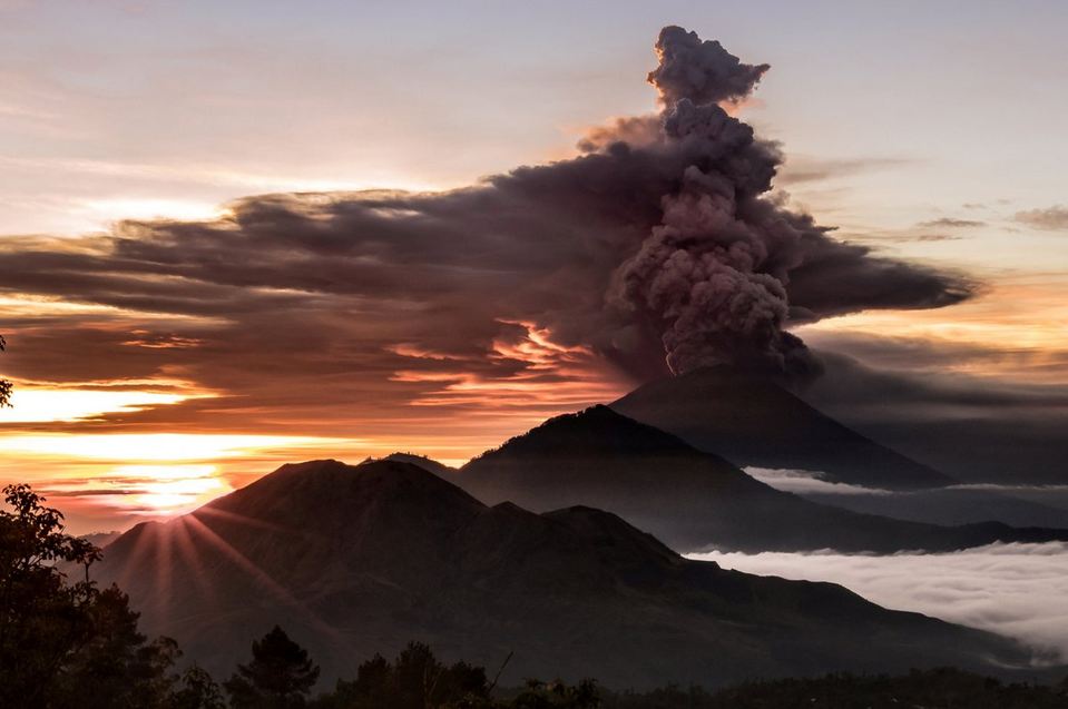 11 Potret erupsi Gunung Agung yang naik status jadi awas