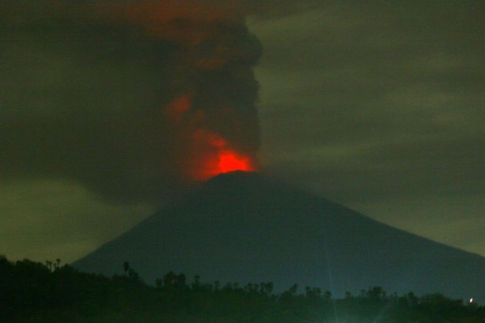 11 Potret erupsi Gunung Agung yang naik status jadi awas