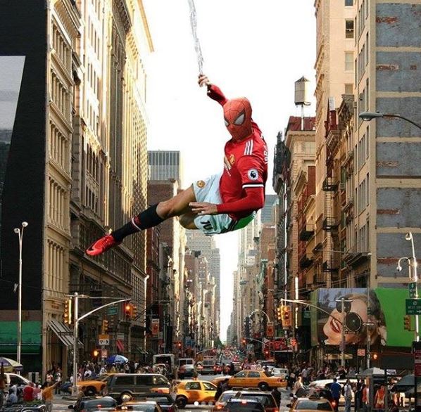 7 Foto editan gokil comeback Ibra bersama MU, bikin lawan ketar-ketir