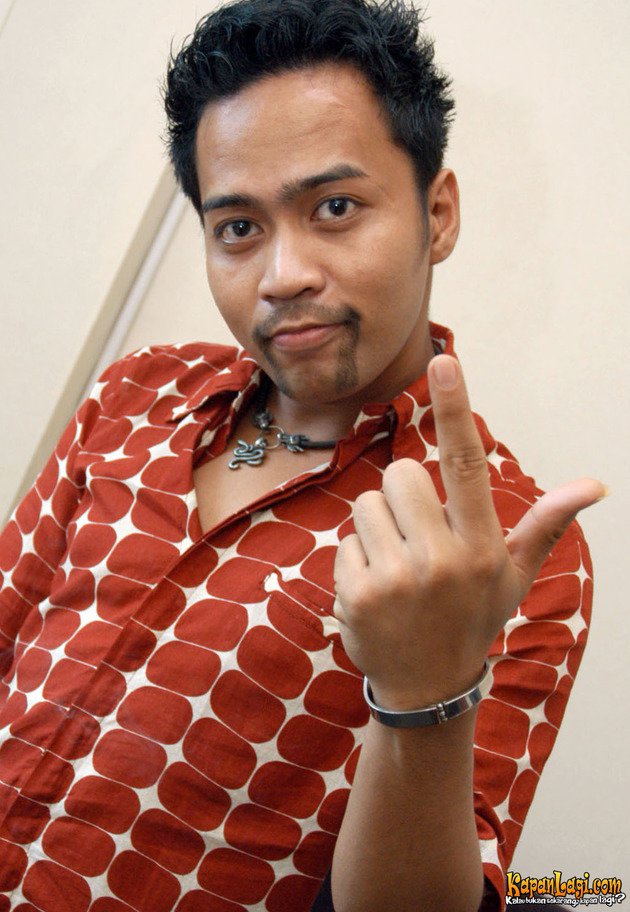 10 Foto transformasi Bjah, mantan vokalis The Fly yang kini berhijrah