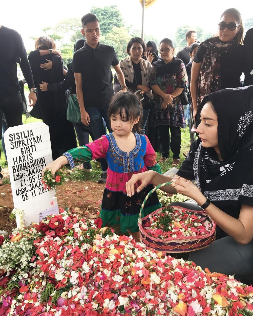 8 Kehangatan Tyas Mirasih dan putri kakaknya yang kini yatim-piatu