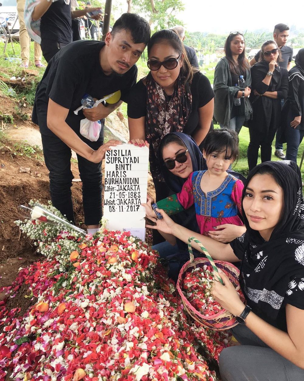 8 Kehangatan Tyas Mirasih dan putri kakaknya yang kini yatim-piatu