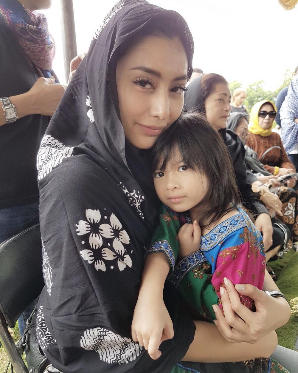 8 Kehangatan Tyas Mirasih dan putri kakaknya yang kini yatim-piatu