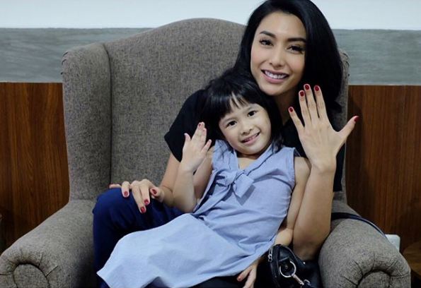 8 Kehangatan Tyas Mirasih dan putri kakaknya yang kini yatim-piatu