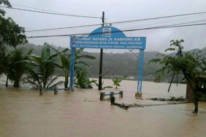 5 Potret hujan lebat di berbagai daerah akibat Siklon Tropis Cempaka
