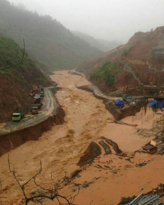 5 Potret hujan lebat di berbagai daerah akibat Siklon Tropis Cempaka