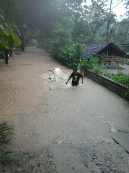 5 Potret hujan lebat di berbagai daerah akibat Siklon Tropis Cempaka