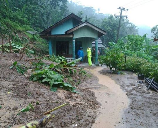 10 Potret evakuasi bencana banjir di Pacitan, semua bahu-membahu