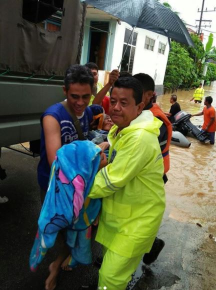 10 Potret evakuasi bencana banjir di Pacitan, semua bahu-membahu