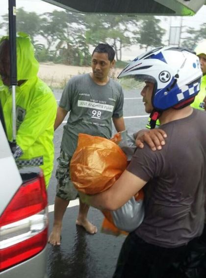 10 Potret evakuasi bencana banjir di Pacitan, semua bahu-membahu