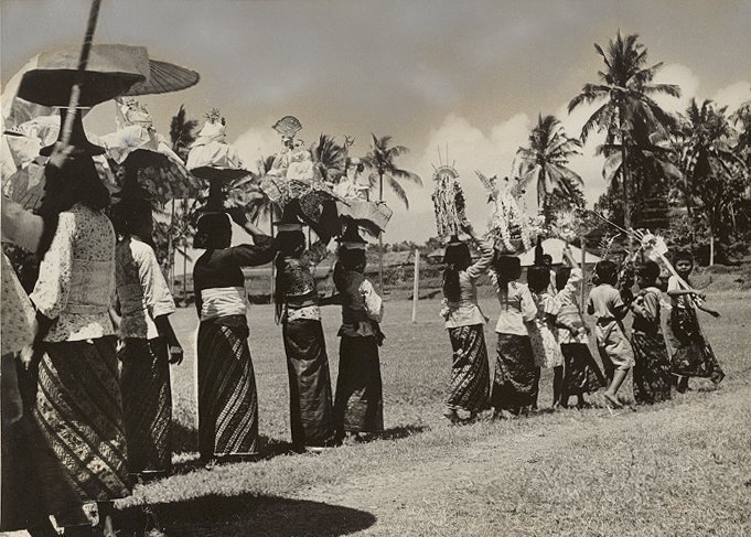 10 Potret orang Bali era pra-kemerdekaan, dari warga biasa hingga raja