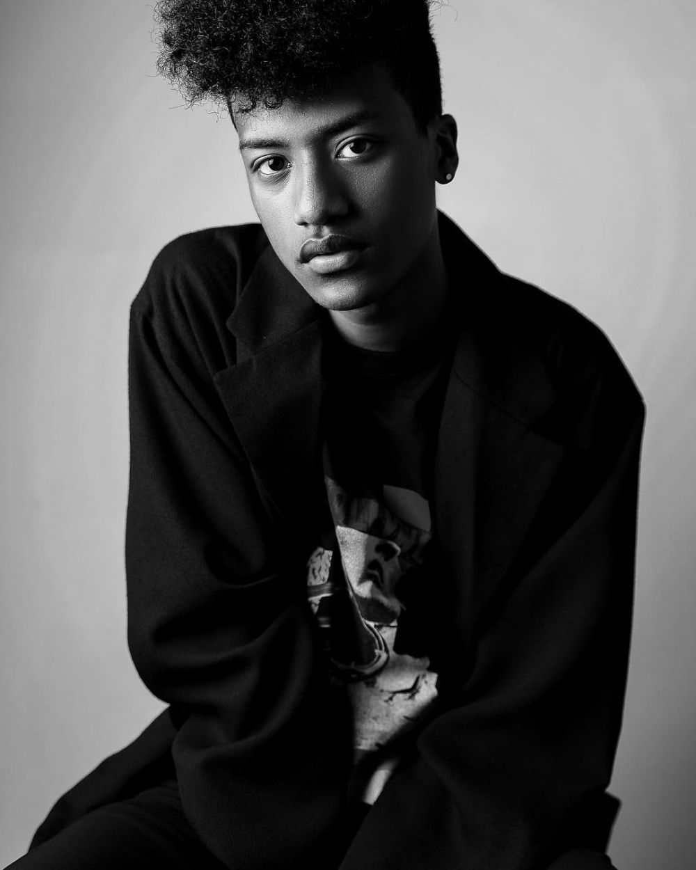 8 Potret Han Hyun-min, model kulit hitam pertama asli Korea Selatan