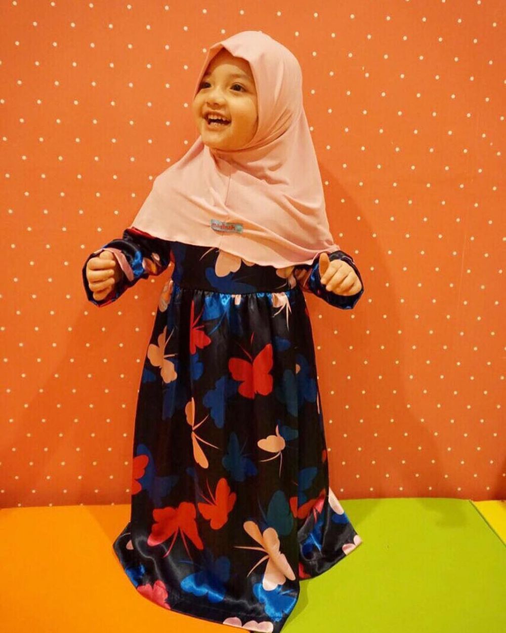 10 Momen lucunya Arsy saat pakai hijab, bikin gemes banget
