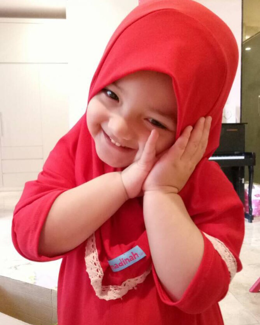 10 Momen lucunya Arsy saat pakai hijab, bikin gemes banget