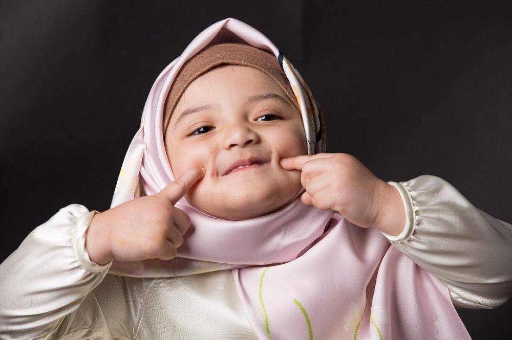 10 Momen lucunya Arsy saat pakai hijab, bikin gemes banget