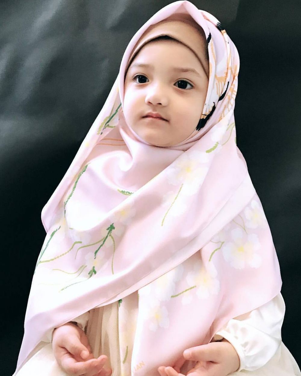 10 Momen lucunya Arsy saat pakai hijab, bikin gemes banget