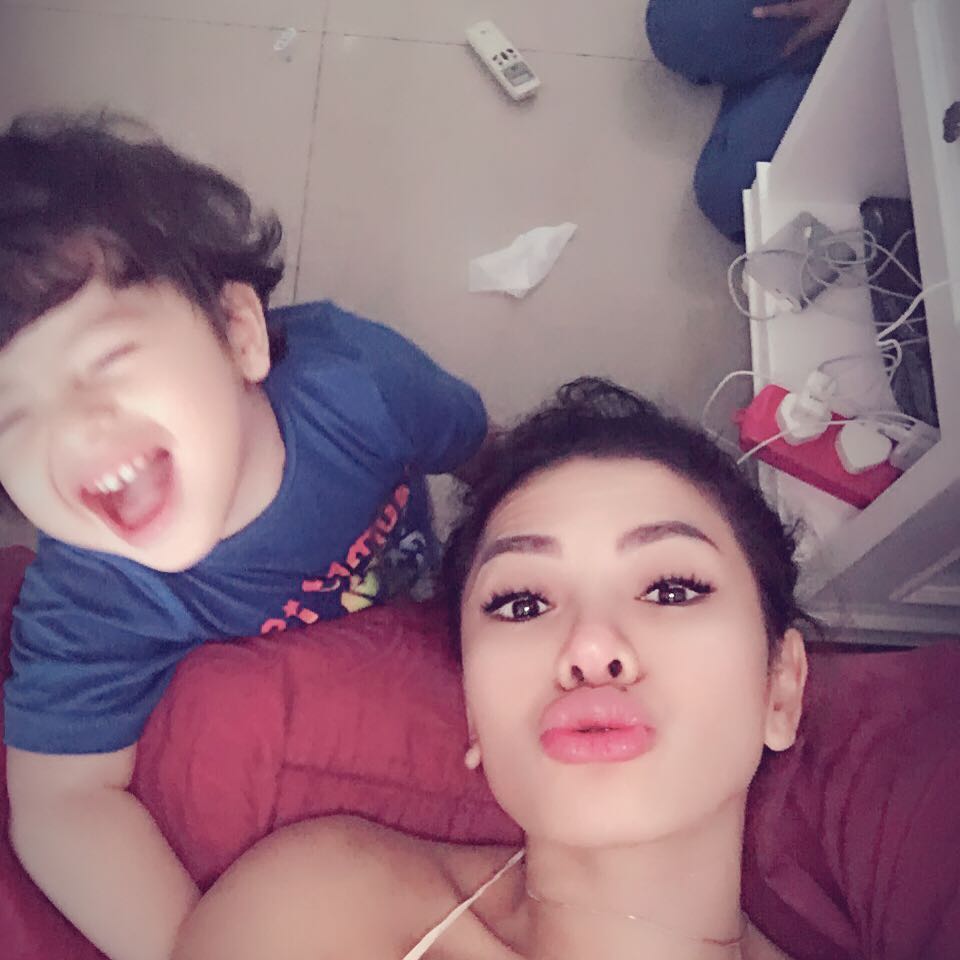 10 Momen hangat Nikita Mirzani bareng anak, sering selfie di ranjang