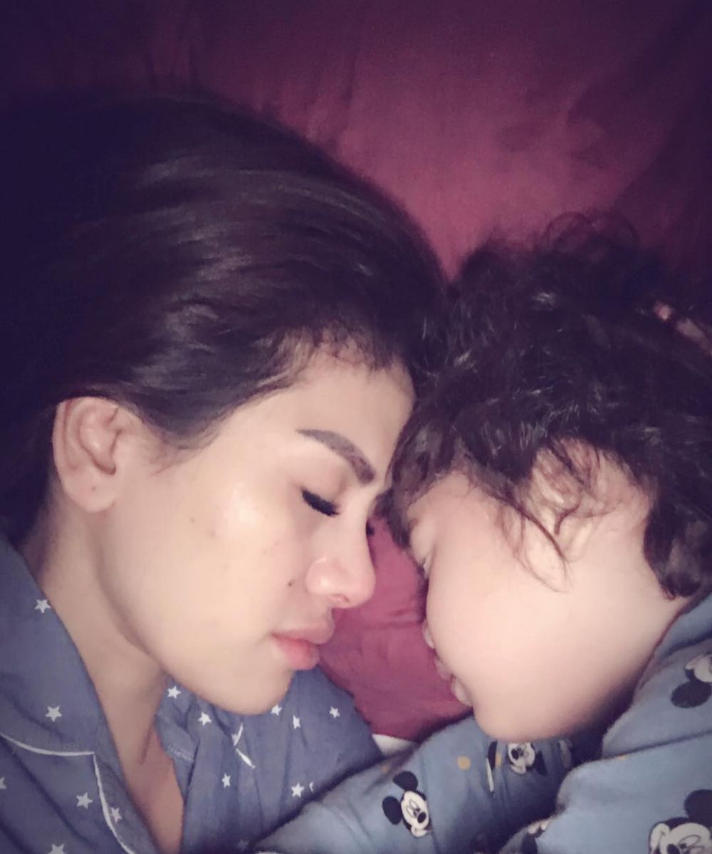 10 Momen hangat Nikita Mirzani bareng anak, sering selfie di ranjang