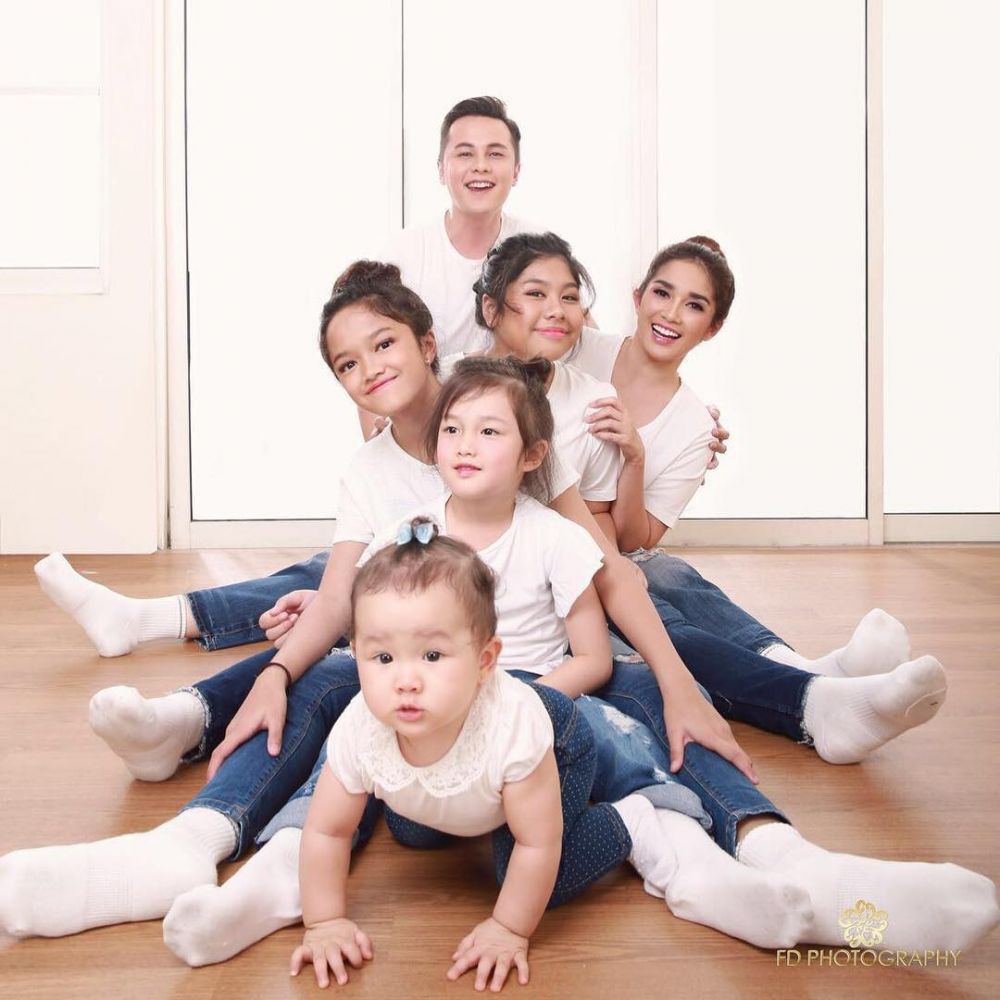 10 Foto pemotretan keluarga Andhika-Ussy, kompak pakai handuk