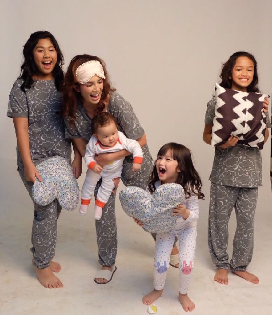 10 Foto pemotretan keluarga Andhika-Ussy, kompak pakai handuk