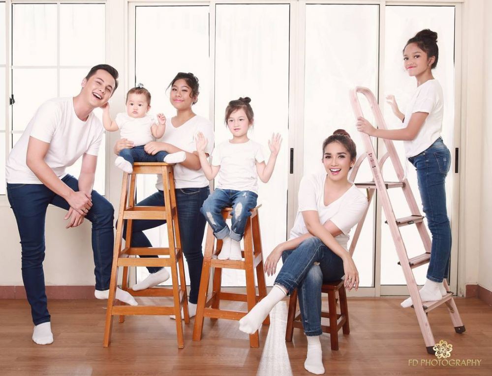 10 Foto pemotretan keluarga Andhika-Ussy, kompak pakai handuk