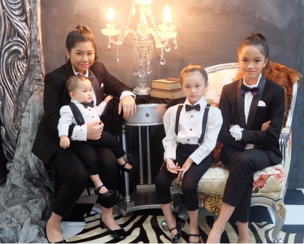 10 Foto pemotretan keluarga Andhika-Ussy, kompak pakai handuk