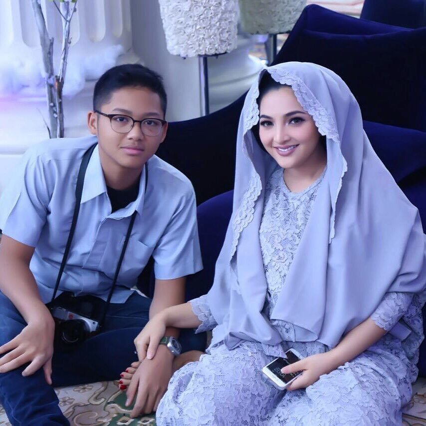 10 Momen kebersamaan Azriel & ibundanya Ashanty, kayak kakak-adik