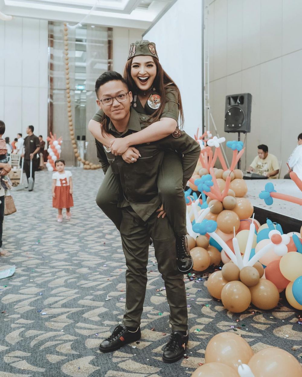 10 Momen kebersamaan Azriel & ibundanya Ashanty, kayak kakak-adik