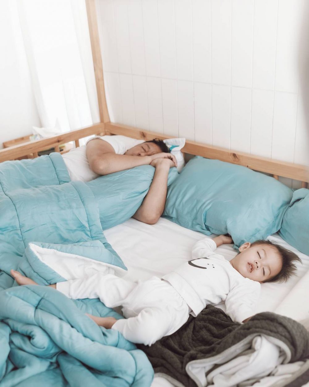 6 Seleb ini gemar memotret ekspresi pasangannya yang tertidur, jahil