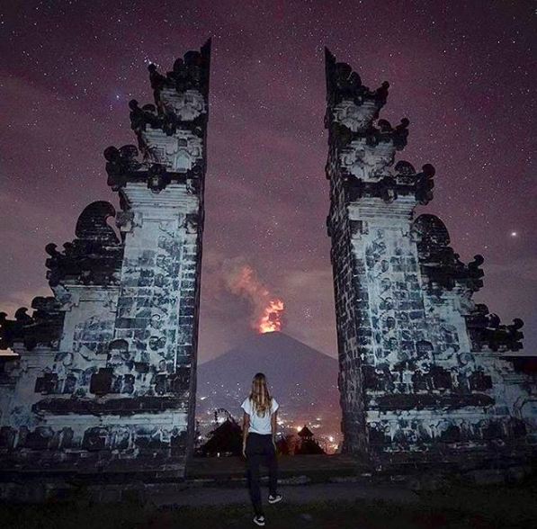 10 Momen panorama erupsi Gunung Agung jadi background foto turis Bali