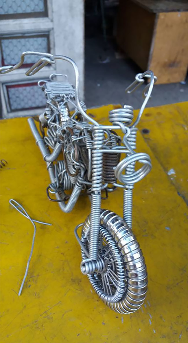 15 Karya seni dibikin hanya dari kawat tapi hasilnya mengagumkan