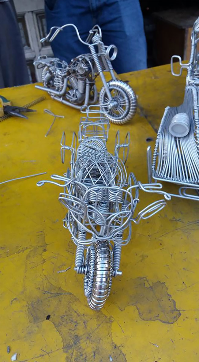 15 Karya seni dibikin hanya dari kawat tapi hasilnya mengagumkan